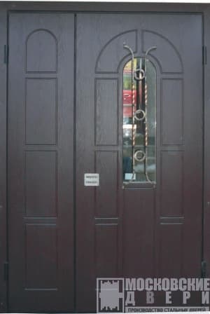Двустворчатая дверь для подъезда со стеклом и ковкой Двустворчатая дверь для подъезда со стеклом и ковкой
