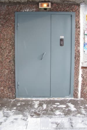 Дверь в подъезд жилого дома с домофоном Дверь в подъезд жилого дома с домофоном
