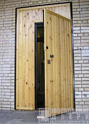 Светлая подъездная дверь с отделкой вагонкой Светлая подъездная дверь с отделкой вагонкой