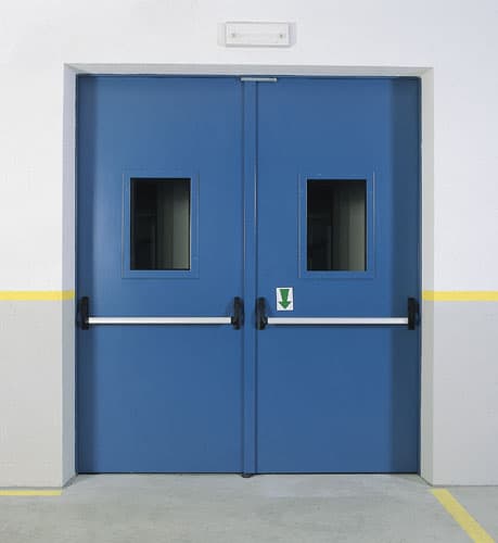 Противопожарная двупольная дверь с остеклением и антипаникой Противопожарная двупольная дверь с остеклением и антипаникой