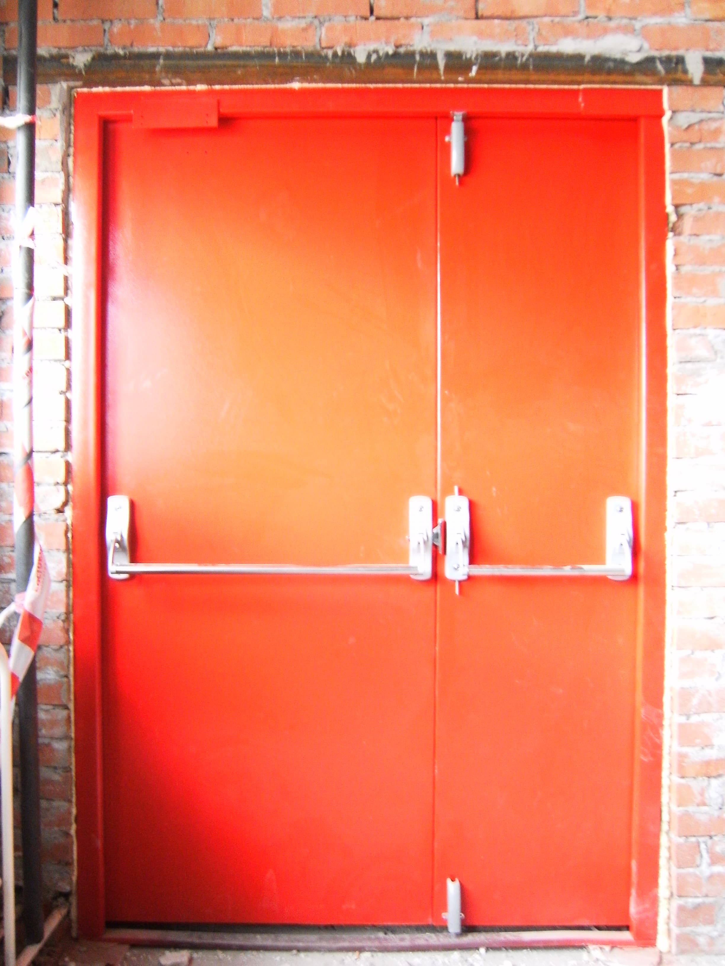 Двустворчатая огнеупорная дверь с антипаникой Двустворчатая огнеупорная дверь с антипаникой