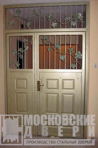 Дверь в тамбур с элементами художественной ковки Дверь в тамбур с элементами художественной ковки