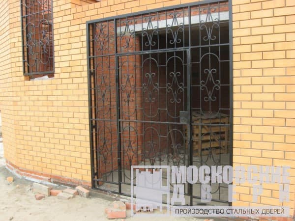 Решётчатая дверь в тамбур с ковкой Решётчатая дверь в тамбур с ковкой