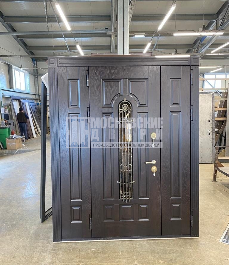 Трехстворчатая дверь с мдф с двух сторон со стеклом и ковкой Трехстворчатая дверь с мдф с двух сторон со стеклом и ковкой