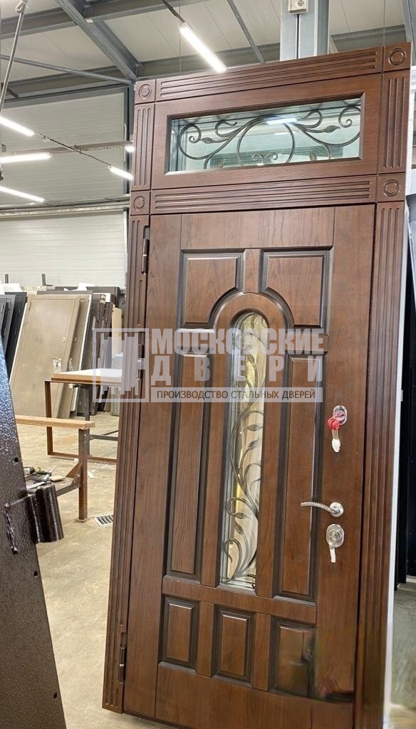 Дверь мдф с ковкой и стеклом с фрамугой Дверь мдф с ковкой и стеклом с фрамугой